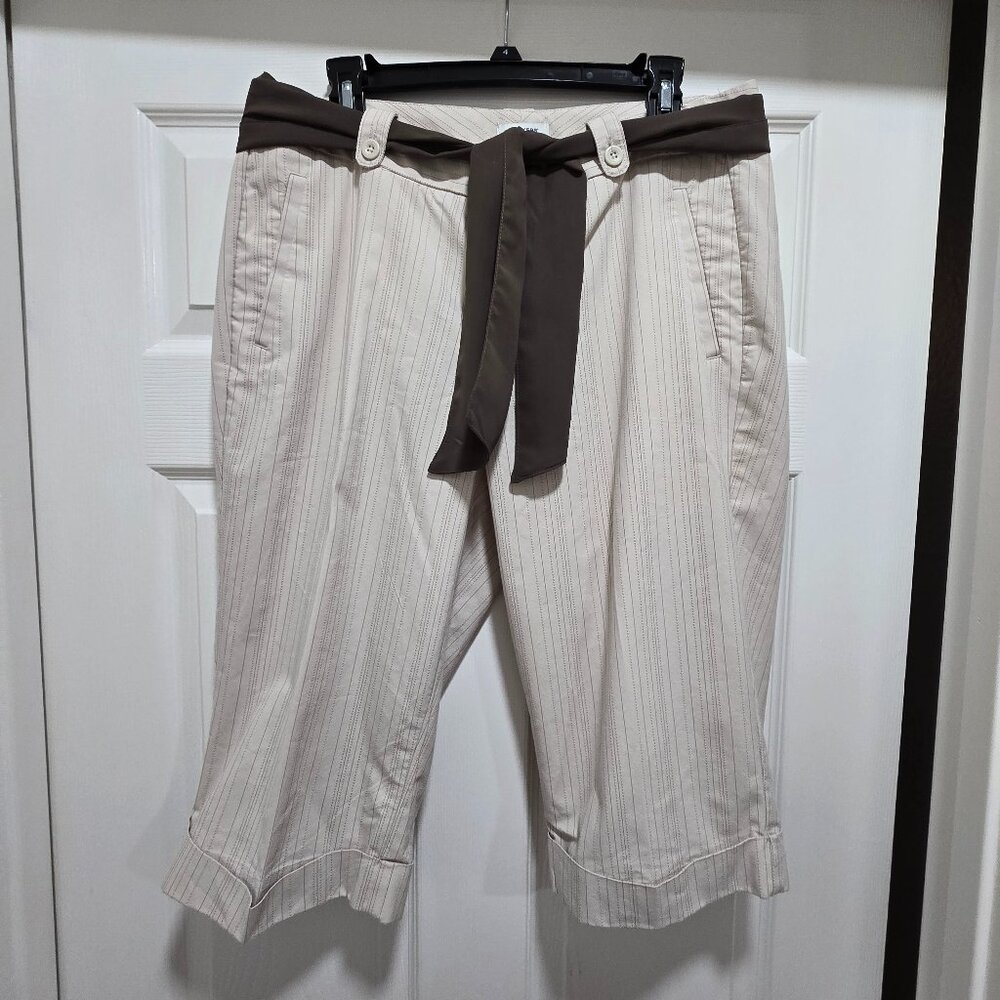 Clothes~Women's DOCKERS~ Sz 12 Mid Rise, Curvy Striped Capris Pants w/Belt. EUC!